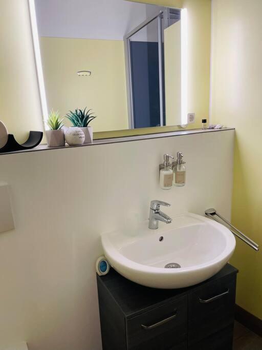 Fewo 20 - Appartement Im Rottalblick - Youngmodern Wohnen Mit Bademantelgang Zur Therme, Tv, Balkon Und Persoenlichem Gaesteempfang Von Astarte Estate バート・グリースバッハ エクステリア 写真