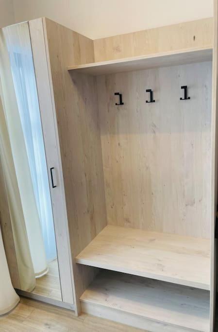 Fewo 20 - Appartement Im Rottalblick - Youngmodern Wohnen Mit Bademantelgang Zur Therme, Tv, Balkon Und Persoenlichem Gaesteempfang Von Astarte Estate バート・グリースバッハ エクステリア 写真